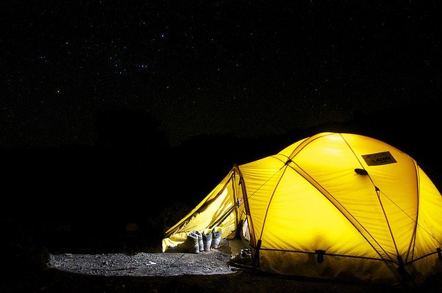 Notion de camping vacances: s’évader et apprendre auprès des autres